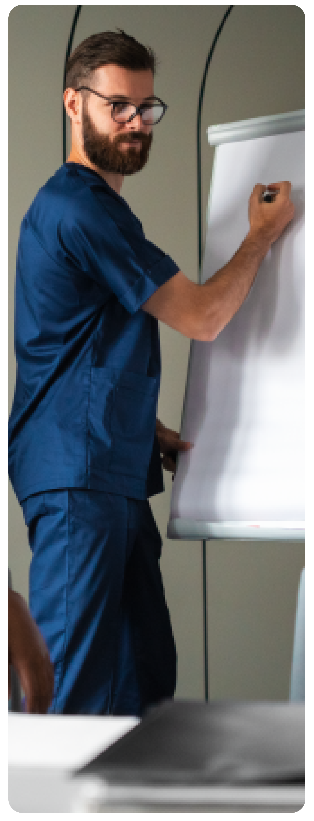 solution inscription reservation en ligne activites hopital etablissement de sante photo d'un formateur en présentation dans un établissement de santé
